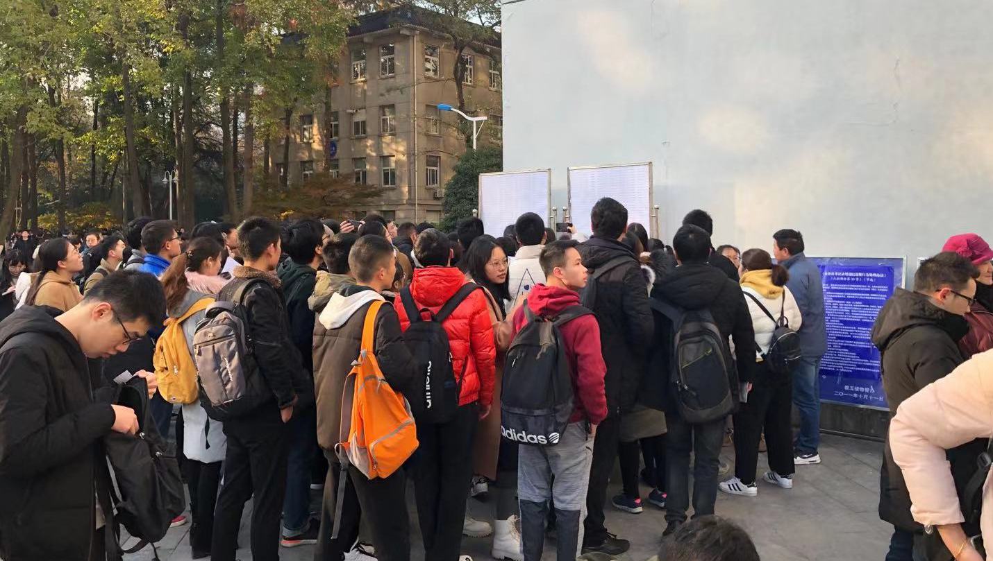 公务员.jpg