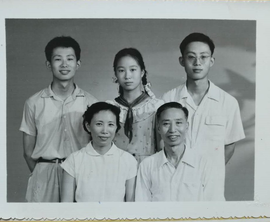 吴克坚全家福 后排右侧男子为吴兆力