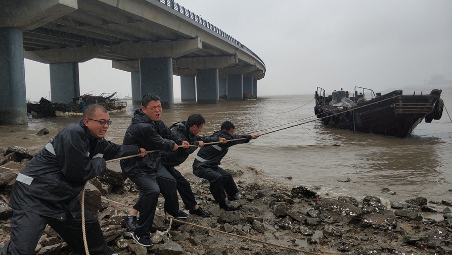 图为民兵拉回被大风吹走渔船