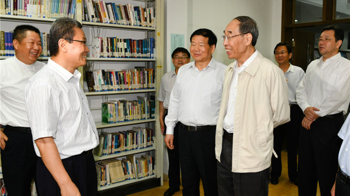 7月9日，尤权在省委书记娄勤俭陪同下考察金陵协和神学院。  肖 勇摄_副本.jpg